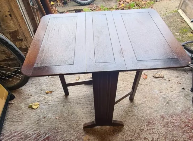 Small vintage drop leaf gate legged table. Good condition.