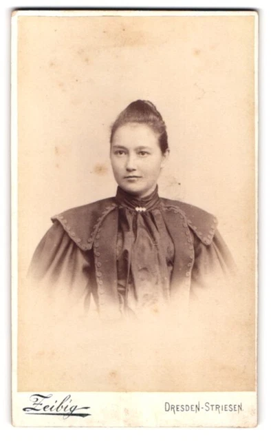Fotografie Zeibig, Dresden-Striesen, Junge Dame im modischen Kleid