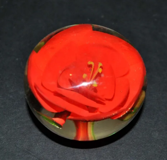 Presse-papier sulfure à décor de fleurs rouge - boule en verre vintage