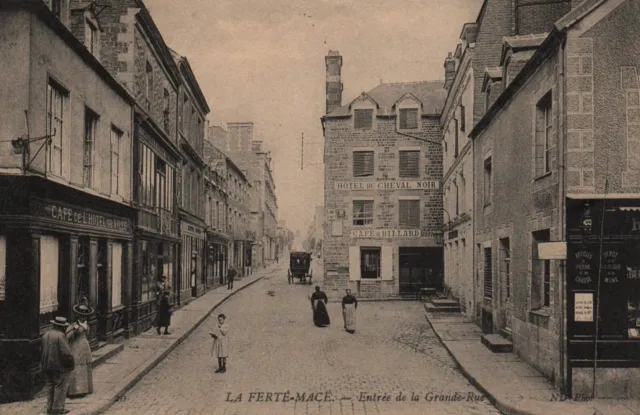 CPA 61 - LA FERTE-MACE (Orne) - Entrée de la Grande Rue (Café de Hôtel de Ville)