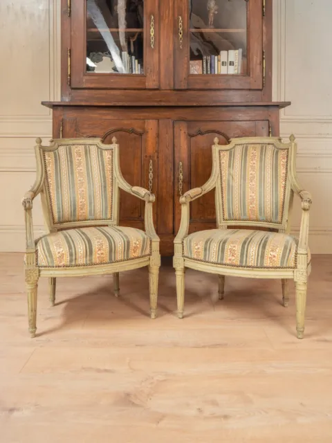 Paire de fauteuils époque Louis XVI noyer