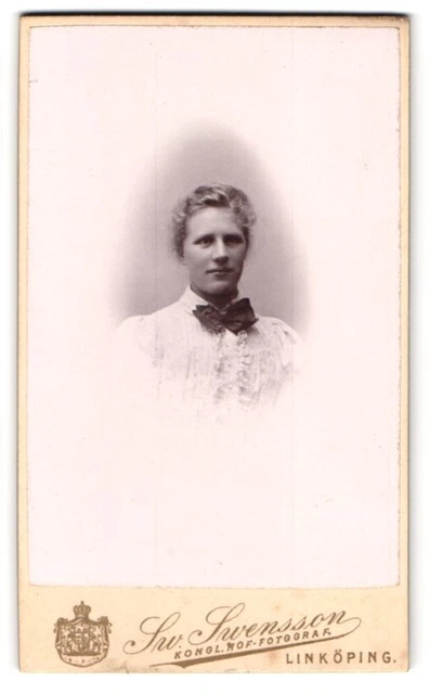 Fotografie Sw. Swensson, Linköping, Portrait junge Frau im weißen Kleid mit Sch