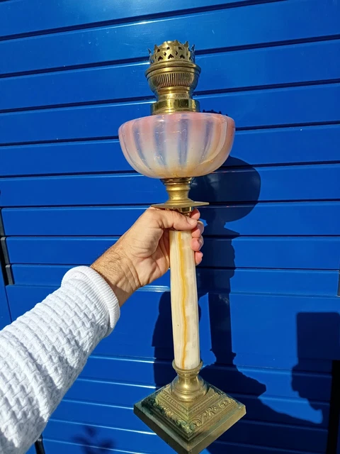 Lampe à Pétrole Vintage Opaline Blanche – Fleur Rose, Laiton, Hauteur 19,5cm