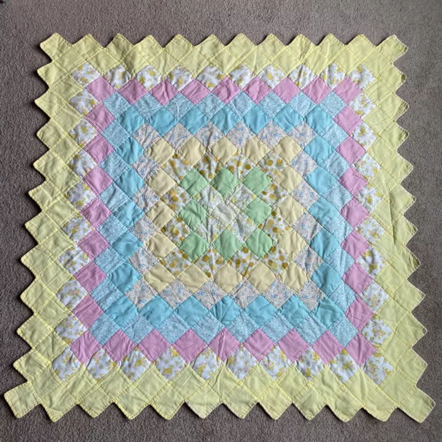 Edredón vintage para bebé de 42" con patrón cuadrado amarillo rosa azul color azul