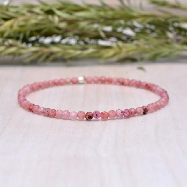 Bracelet extensible de petites perles rondes à facettes en quartz rose...