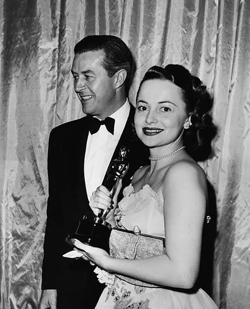 Actress Olivia De Havilland Holding Her Best Actress Oscar 1947 Old Photo