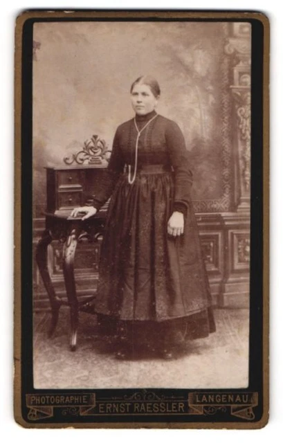 Fotografie Ernst Raessler, Langenau, Junge Frau im schlichten Kleid und strenge