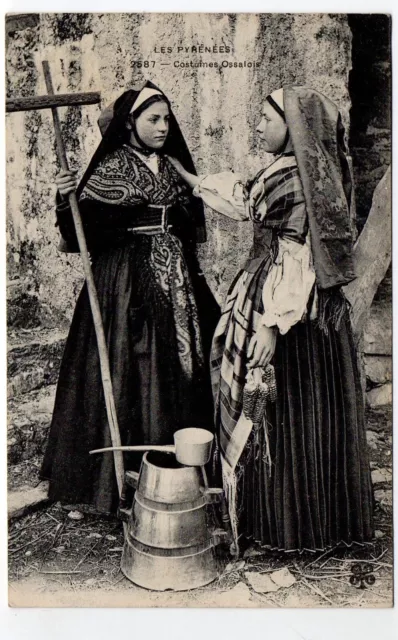 série LES PYRENEES - Pyrenées Atlantiques - CPA 64 - Femmes en costumes Ossalois