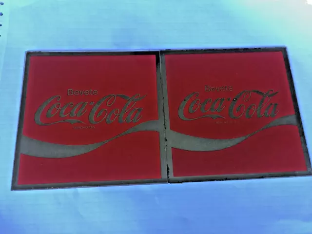 Coca Cola Coppia Pistrelle Adesive A Specchio Onda Dinamica Lato Cm 14,5 Coca Cola Coppia Pistrelle Adesive A Specchio Onda Dinamica Lato Cm 14,5