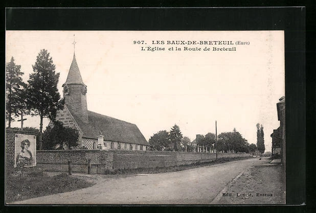 CPA Les Baux-de-Breteuil, L'Eglise et la Route de Breteuil