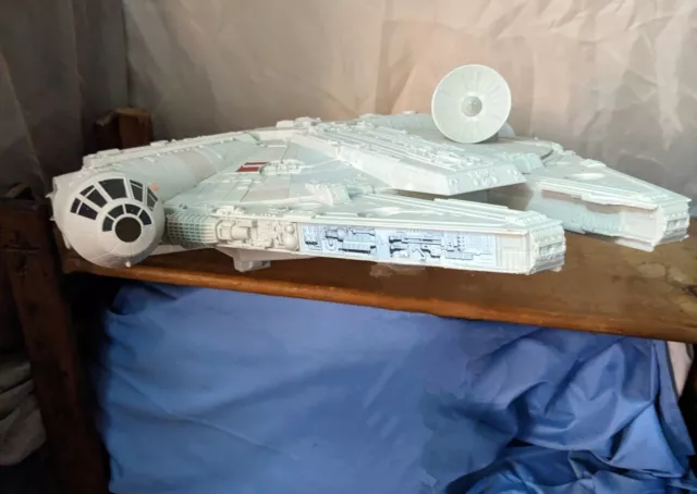 Star Wars Millennium Falcon Hasbro Europe C-2604A Plastic Ship Display 28"