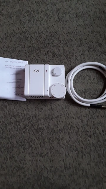 Electronic room thermostat with /#L E2PO 7588 sensor