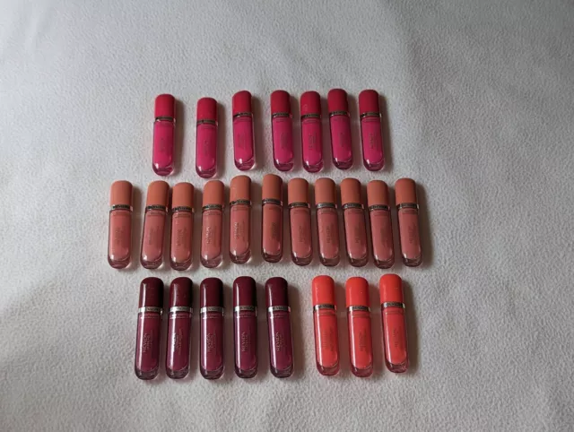 Lote de 26 lápices labiales líquidos de vinilo de alto brillo Revlon Ultra HD nuevo con etiquetas