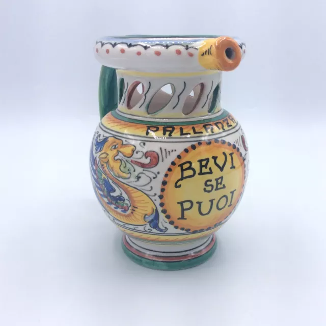 Pichet trompeur Bevi se puoi en faïence polychrome signé Volpi Deruta XXème