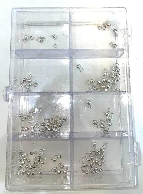 Plastikbox mit Schmuckzubehör aus Silber