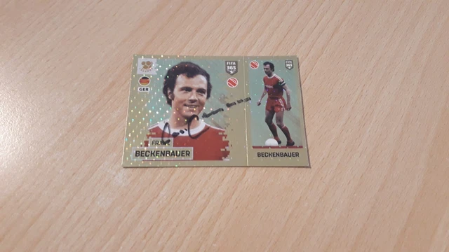 Franz Beckenbauer hält die Meisterschale in der Luft als Spieler beim FC Bayern München, nach