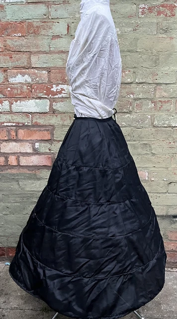 Seta nera con cerchio vintage. Sottoveste teatro. Necessita di alcune riparazioni.