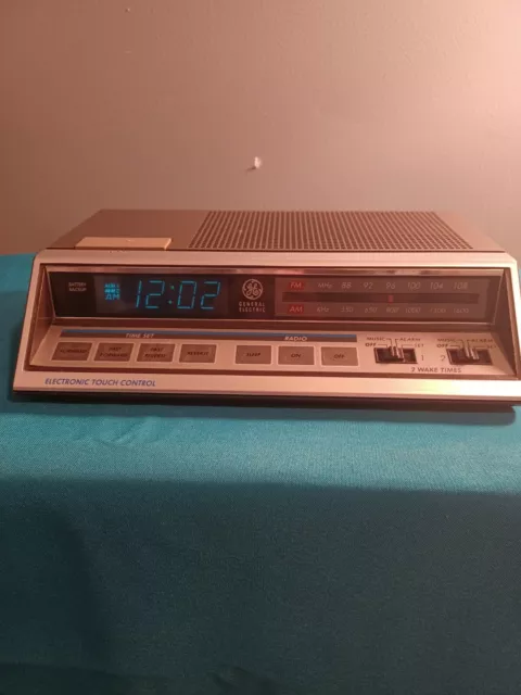 Vintage GE General Electric FM/AM Dual Alarm Digital Clock Radio Model 7-4663A