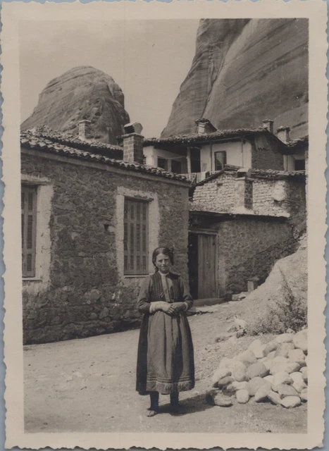 Tirage Vintage Original Grèce, Skýros - Femmes Et Enfants Devant Une Maison - Circa 1930