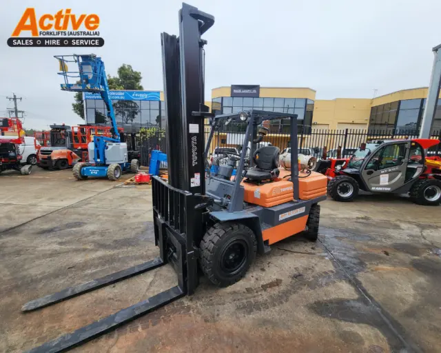 ACTIVE FORKLIFTS - Toyota 4.5 Ton Forklift w side shift attachment - 5000mm Lift