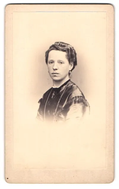 Fotografie W. Lampmann, Dresden, junge sächsische Frau im seidenen Kleid mit Kr