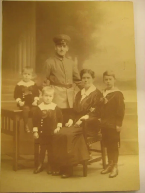 Altes antik Foto Ehepaar mit 3 Kindern Jungen  ca 100 Jahre alt Berlin Soldat