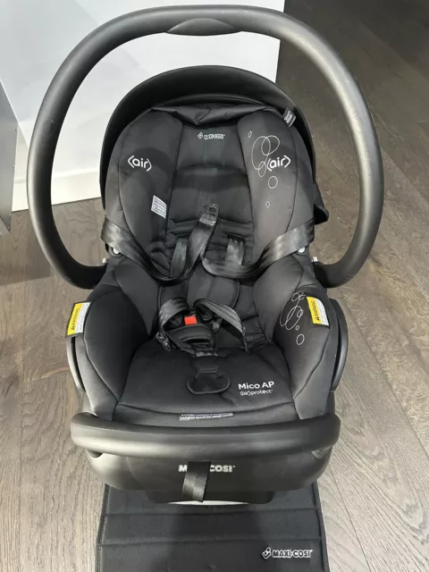 Maxi Cosi Mico AP Air Protect Baby Capsule Black In Excellent Condition