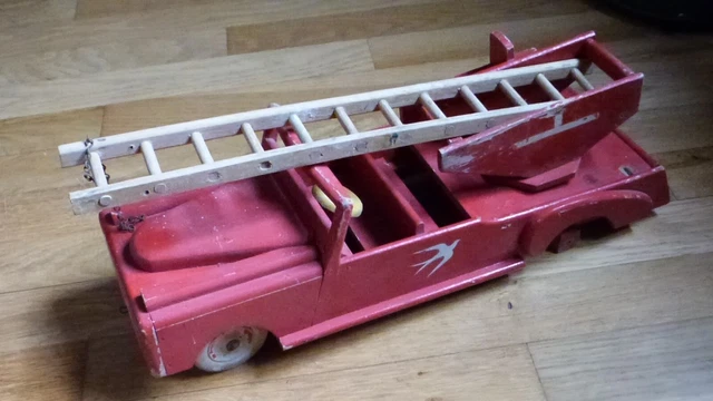Ancien Camion De Pompier En Bois, Hirondelle