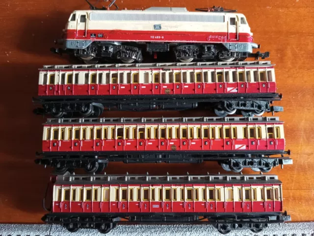 Bel convoglio  con locomotore elettrico TRIX e 3 vagoni Arnold
