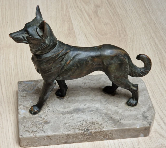 SCULPTURE, CHIEN A patine brune sur socle marbre EUR 30,00 - FR SCULPTURE, CHIEN A patine brune sur socle marbre EUR 30,00 - FR