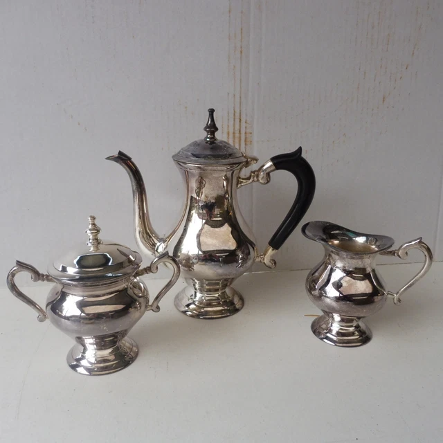 Cafetiere Ou Theiere Sucrier Et Pot A Lait Ou Eau Metal Argente