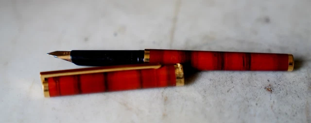 Stylo Plume S.T Dupont En Laque De Chine Rouge - Plume Or 18 Carats - Occasion Prestige