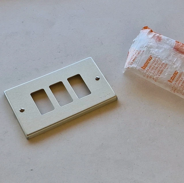 Placca Con Viti 2 Posti Color Bronzo Della Serie 8000 - VIMAR 08506.BR - Foto 4