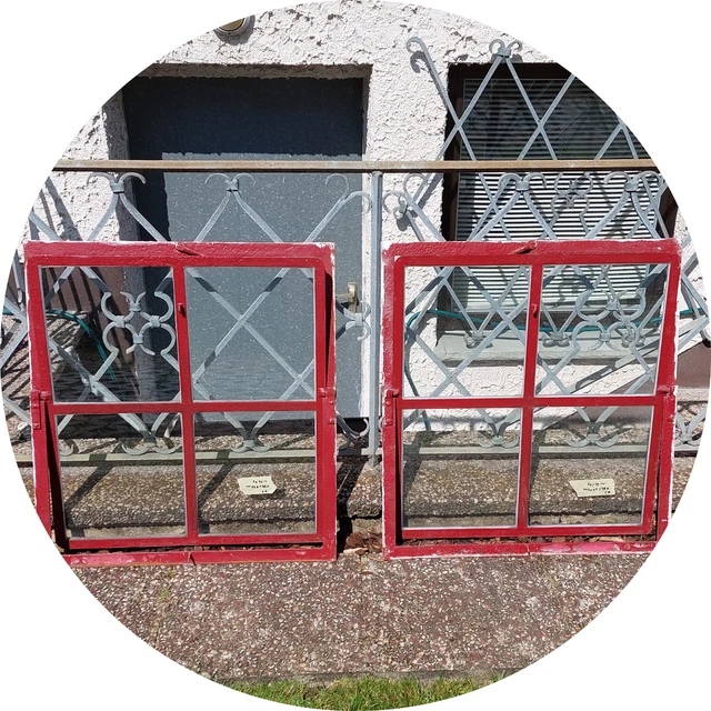 2 Stück STALLFENSTER, Scheunen/Eisenfenster, VINTAGE, Deko, ROT, ca. 86 x 79 cm