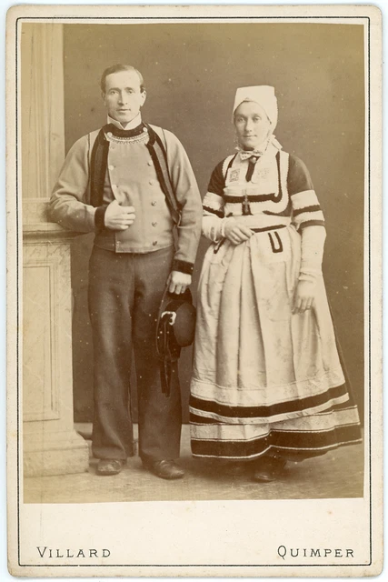 Bretagne, Jeune femme à la coiffe et en costume breton, CDV vintage, ca