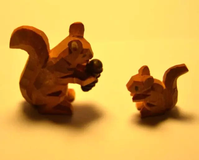 2 alte Holzfiguren Holztiere Eichhörnchen Schnitzerei Helbig Erzgebirge