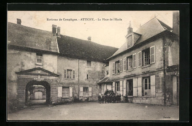 CPA Attichy, La Place de l´Ecole