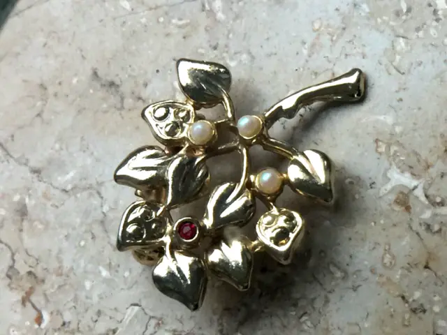 Zauberhafte  goldfarbene  Brosche mit kleinen Perlen und ein Rubinstein