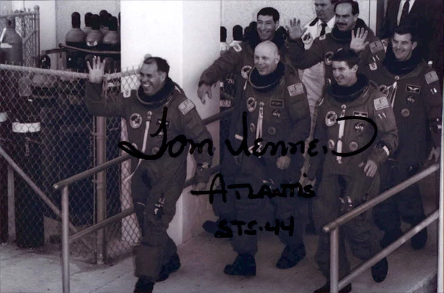 Tom Hennen Signed 4x6 Photo NASA Space Shuttle Astronaut Army STS-44 Autograph