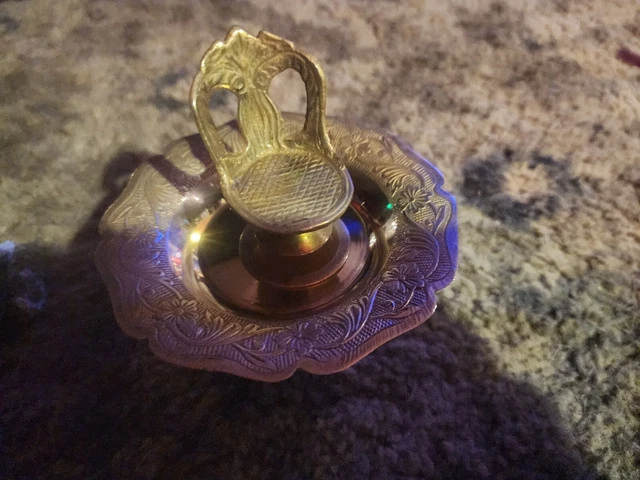 Mesa y silla vintage con soporte de mantequilla de cobre