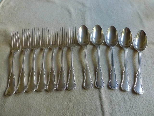 Coffret de 12 petites cuillères en métal argenté modèle coquille Orbrille