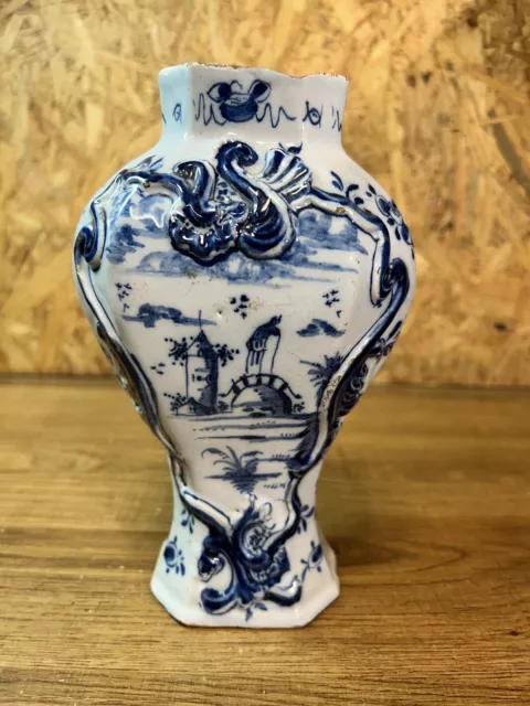 vase faïence de delft, XIXème, décor blanc bleu, décor tour et pont, signature