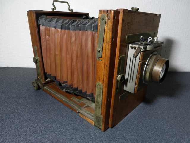 Un Ancien Appareil Photo à Soufflet Au Sommet D'un Trépied En Bois Ancien Isolated On White Image236221935