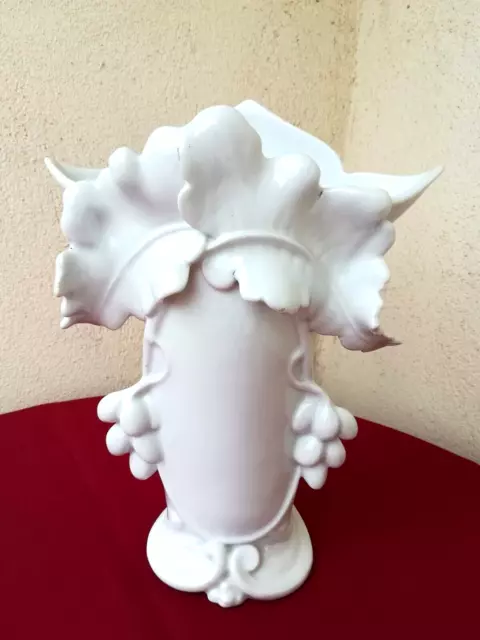 Ancien grand vase de mariée en porcelaine blanche