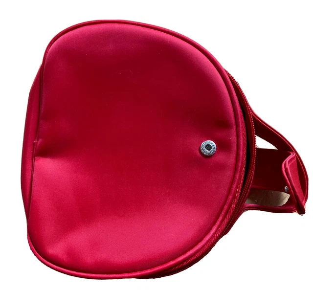 Peut sac rouge pour maquillage. Petit miroir à l’intérieur.
