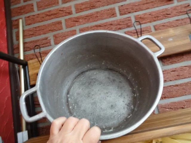 Kochtopf 2 Weltkrieg aus Stahlhelm gefertigt Flucht aus Pommern von Oma schwer 3
