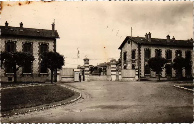CPA Pontoise L'Entree de la Caserne FRANCE (1308589)