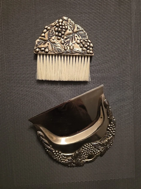Brosse Ramasse-miettes Ancienne En Tôle émaillée – Décor Fleurs – Origine Suisse (très Bon état)