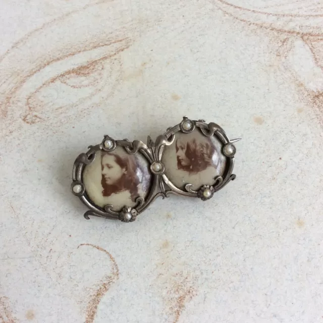 Broche Ancienne Porte Photo Double jeune filles Métal et Perles Fines XIXème