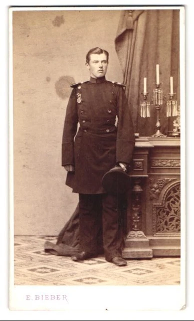 Fotografie E. Bieber, Hamburg, Neuer Jungfernstieg 20, Soldat in Uniform mit Ep